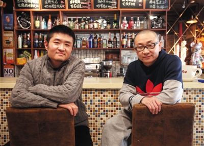 　14日，西安交通大學(xué)路66號(hào)公路咖啡館，苗阜（左）、王聲（右）兩位青年相聲演員今年將第一次登上春晚