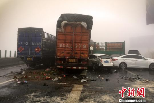 圖為21日，京港澳高速河南段21輛汽車發(fā)生連環(huán)相撞事故現(xiàn)場?！」啤z