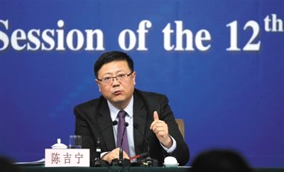 昨日，十二屆全國(guó)人大三次會(huì)議新聞中心，環(huán)保部部長(zhǎng)陳吉寧回答中外記者提問(wèn)。新京報(bào)記者 陳杰 攝