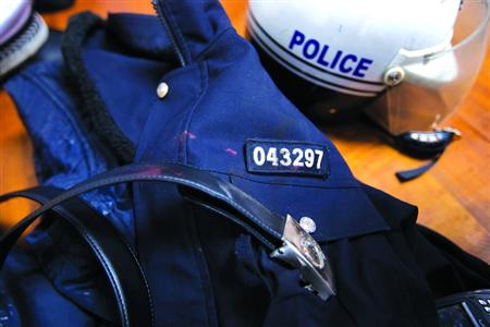 在閔行區(qū)虹橋派出所的一角，擺放著茆盛泉曾經(jīng)最愛的警服?！?43297”的警號、深色的警服依稀可見已經(jīng)凝固的血跡，警用皮帶也斷裂了。