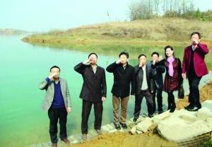 活動儀式現(xiàn)場，一眾人舀起漳河水直接喝下