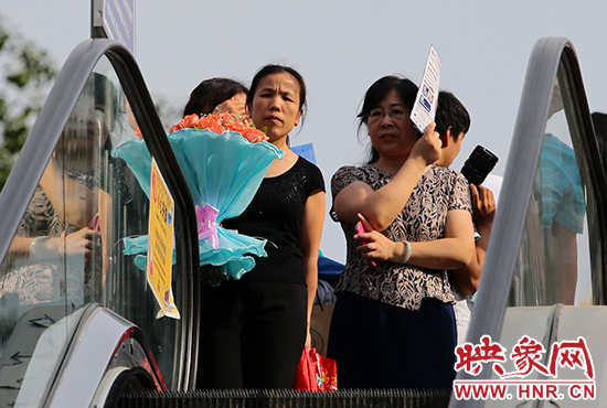 有一種情，你我日日相見，從不言表，但會抱著鮮花等候歸人。