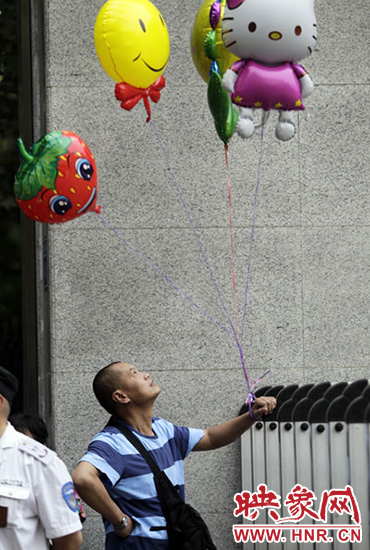 他希望你像hello kitty一樣可愛，露出笑臉。