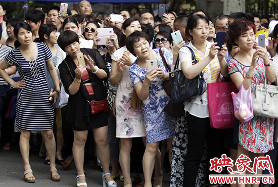 你在人群中，只有找到你，她們才會松下眉間的皺紋。