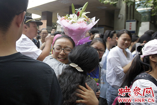 沖向你，給你一個深情的擁抱。