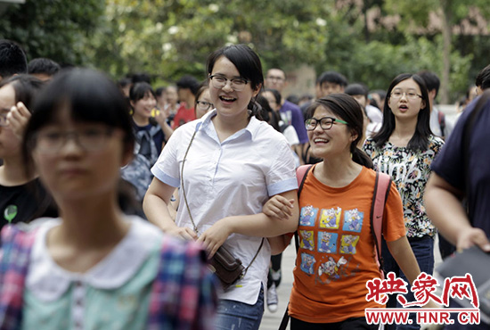 也有一種情，平日嬉笑怒罵，針鋒相對，只有別離時才會牽手擁抱。