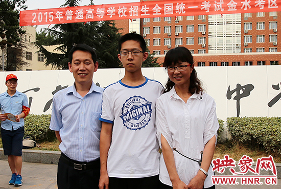 高考結(jié)束的那一刻，就意味著離別，別了曾經(jīng)的班級、老師、朋友、甚至戀人。