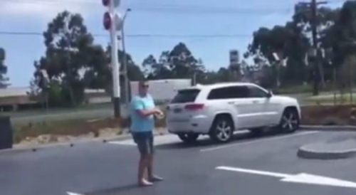 圖一：澳大利亞男子發(fā)飆的樣子被兩個(gè)兒子偷拍，并將視頻取名為“憤怒的老爹”上傳至網(wǎng)絡(luò)。