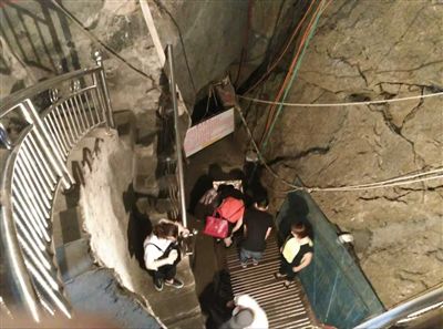 游客到魚泉參觀。