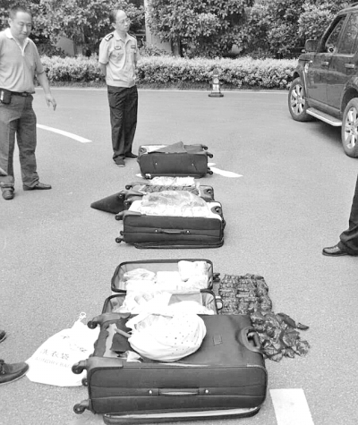 圖為民警搜出的毒品。