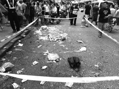 7月11日，群眾在事發(fā)現(xiàn)場(chǎng)外圍觀。新華社發(fā)