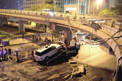 路虎車被扶正后，救援車將其拖離現(xiàn)場(chǎng)。