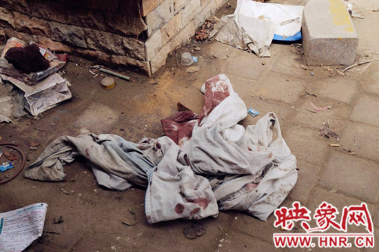 現(xiàn)場(chǎng)一張被單上沾滿(mǎn)血跡。