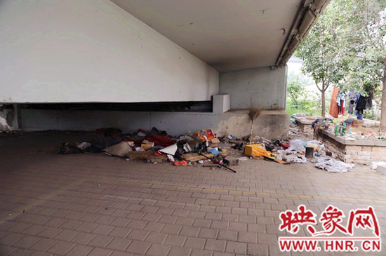 流浪漢在高架橋下居住，靠撿垃圾為生。