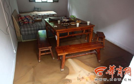 “洪水像瀑布一樣灌進院子”