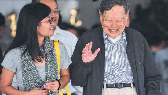 9月18日，楊振寧在合肥參觀中國(guó)科大近代物理系時(shí)接受記者采訪。記者卞世鵬/攝