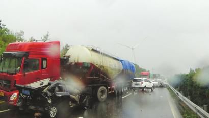 西攀高速公路追尾事故現(xiàn)場。