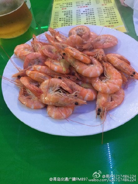 資料圖：網(wǎng)曝青島大排檔宰客，大蝦結(jié)賬時38元1只。