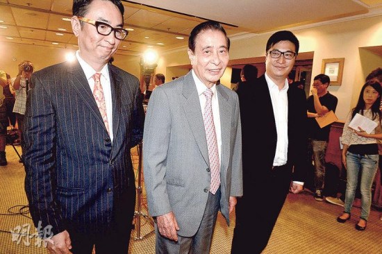 四叔李兆基（中）、長子李家杰（左）及次子李家誠