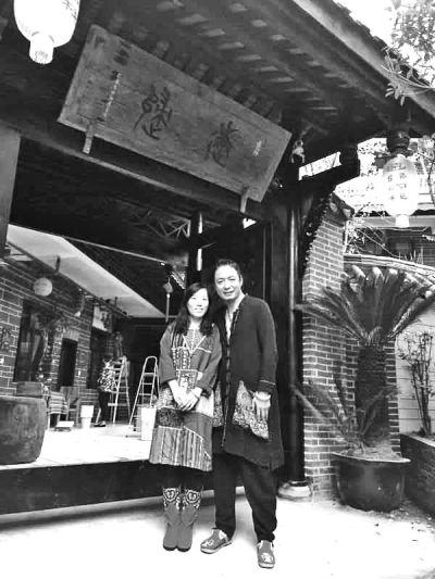 顧少強和丈夫在自己的客棧前合影,作為結(jié)婚照。照片由受訪者提供