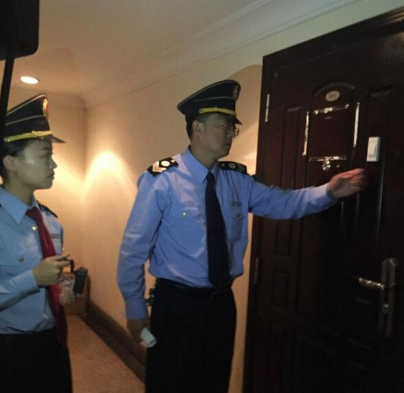 青島市衛(wèi)生監(jiān)督所的工作人員在郝愛勇診所執(zhí)法。