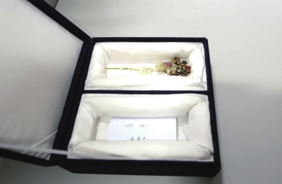 存放于匣內(nèi)的金簪華美依舊。