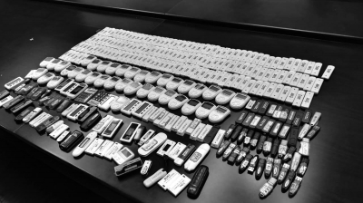 警方在行動中繳獲的地下錢莊持有的銀行卡和手機、U盾等作案工具。