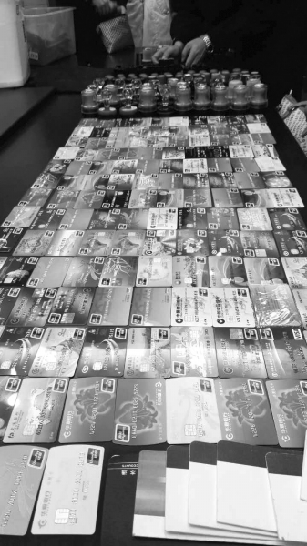 警方在行動中繳獲的地下錢莊持有的銀行卡和手機、U盾等作案工具。