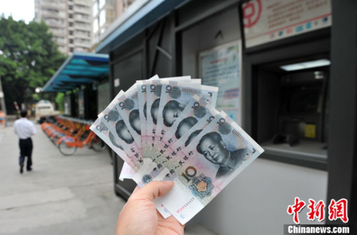 “如果是千元左右的跨行轉(zhuǎn)賬，都會(huì)先充值到支付寶，然后再轉(zhuǎn)到相應(yīng)銀行賬戶中”，肩負(fù)3000多元月供的北京白領(lǐng)小李告訴中新網(wǎng)記者，這樣操作起來(lái)方便、省時(shí)，還免去下載好幾個(gè)銀行客戶端的麻煩。