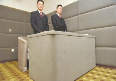 審訊室、居住室內(nèi)的桌椅板凳都進行了軟包。