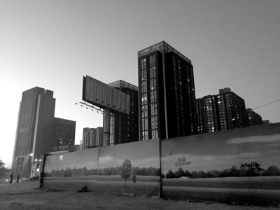 荒地西、南、北三面被2米多高的圍欄圍住。