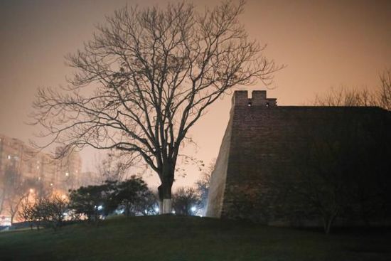 2015年12月20日，北京。霧霾之中，燈光之下的明長城遺址公園。