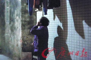 女姐在講述自己老伴幾年前在保姆的“照料”下去世的經(jīng)歷，神色悲傷。廣州日報記者陳憂子 實習(xí)生郭嘉亮攝