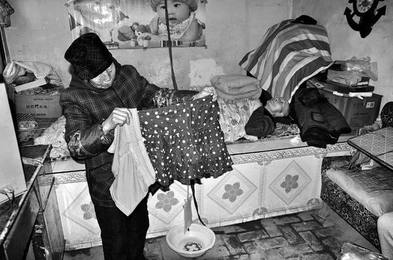 給爺爺?shù)芥?zhèn)上領(lǐng)過(guò)冬的福利，卻領(lǐng)回短裙短褲