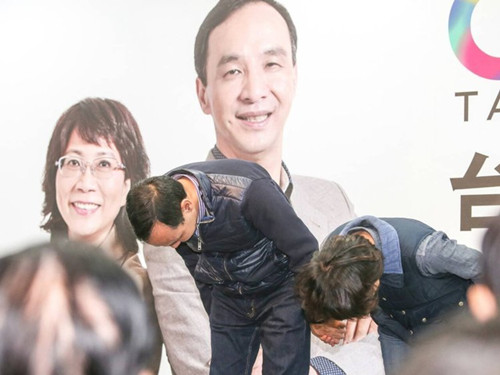 國(guó)民黨明天下午將召開臨時(shí)中常會(huì)，決定由誰擔(dān)任代理主席。圖為朱立倫與王如玄上午到競(jìng)選總部，向支持自己競(jìng)選的志工們一一致意，感謝他們的陪伴。圖片來源：臺(tái)灣《聯(lián)合報(bào)》