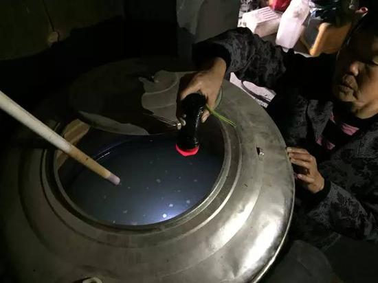 洞庭湖缺水，2015年11月，湖南省南縣石壩村肖喜福老人家中面臨的水質(zhì)型缺水難題。近20多年來，家里打了兩次深井，如圖所示，井水呈乳白色，鐵錳嚴重超標，無法飲用。新華社記者周楠攝