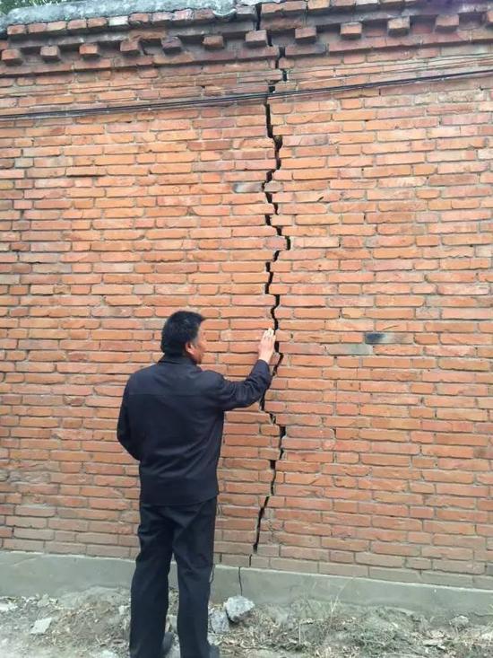 2015年10月20日，河北省柏鄉(xiāng)縣地下水超采區(qū)，地面沉降，一些村民家墻壁、地面都有裂縫。新華社記者郭雅茹 攝