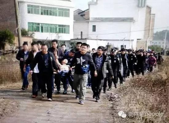 聶露勇被抓獲時(shí)畫(huà)面。