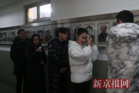 表演系考生考前正用紙巾卸妝。