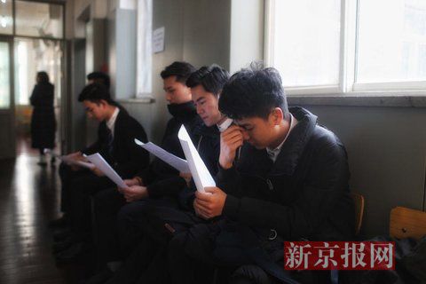 主持系考生正在備考區(qū)等待考試。