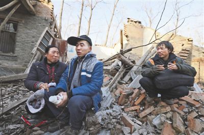 2014年1月，取保候?qū)彽乃螤幑夂透改缚粗鴼垟〉姆孔?，默默流淚