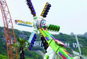 3月28日零點剛過幾分鐘，上海迪士尼6月16日開園日的門票就宣告售罄，巨大的訪問量一度導致票務系統(tǒng)出現(xiàn)間歇性故障，被網(wǎng)友調侃“激烈程度堪比春運”。網(wǎng)上甚至有“黃?！睂⒁粡堥_園門票炒到幾千元。