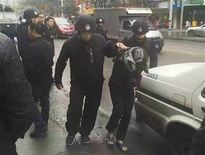 達(dá)州市警方押解剛被抓獲的犯罪嫌疑人褚思練（裹頭巾者）。 本組圖片/新華社