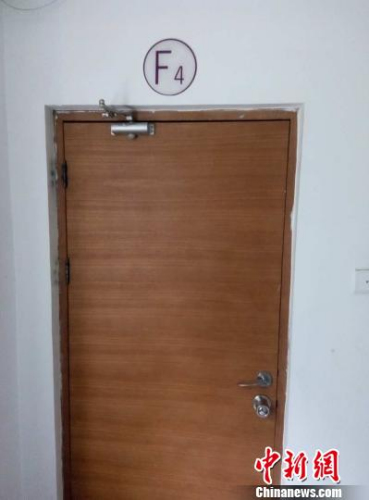 6日，事發(fā)樓層四層消防通道門被封死。呂春榮 攝
