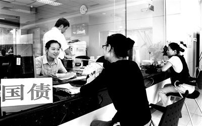 由于網(wǎng)銀和柜臺同時開售，部分銀行網(wǎng)點甚至來不及賣出一筆就發(fā)現(xiàn)額度全部被搶光供圖/視覺中國