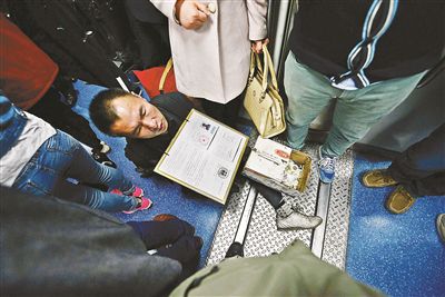 在賣藝時，李大鵬會把判決結(jié)果掛在胸前