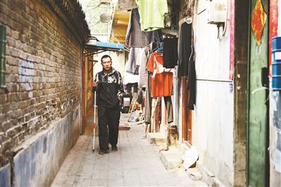 雖然曾被報道擁有兩套房產(chǎn)，李大鵬實際的租住地在一片棚戶區(qū)里