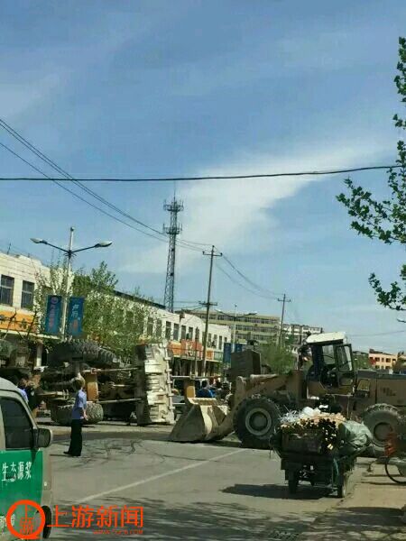 河北行唐縣城鏟車(chē)當(dāng)街混戰(zhàn) 官方:正在調(diào)查(圖)