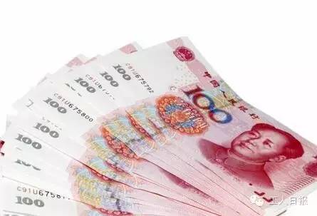 按照4月1日起上海執(zhí)行的月最低工資標(biāo)準(zhǔn)2190元計(jì)算，勞動(dòng)者在5月1日當(dāng)天加班，每天的加班工資至少有302元。如果3天都加班、不調(diào)休，加班工資至少有704元。