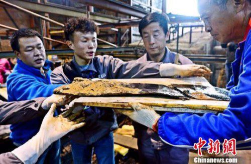 圖為南昌西漢?；韬钅怪鳂∈铱脊虐l(fā)掘現(xiàn)場出土了一組漆器“屏風(fēng)”?！」?攝